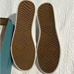 BNIB White Tom’s Fenix Sneakers